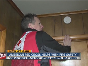 Red_Cross_Hands_Out_Smoke_Alarms_2560300000_13126817_ver1.0_640_480
